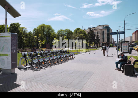 Moskau, Russland - 22. Mai 2017;  Bolshaya Yakimanka Straße. Zentrum der Stadt. In der Nähe u-Bahn Station Polyanka. Punkt des Verleihs von Fahrrädern für Bewegung auf Stadt Stockfoto