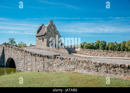 Steinerne Brücke in Blount Cultural Park, Montgomery, Alabama, USA. Stockfoto