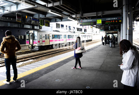 Pendler warten auf den Zug am Bahnhof Hirosaki. Stockfoto