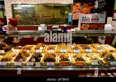 Yakitori und anderen japanischen gegrilltes Fleisch am Spieß auf Anzeige in eine Yakitori shop in Aomori, Japan. Stockfoto