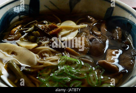 Japanischer Soba Nudeln mit Pilzen und Gemüse. Stockfoto