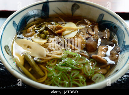 Japanischer Soba Nudeln mit Pilzen und Gemüse. Stockfoto