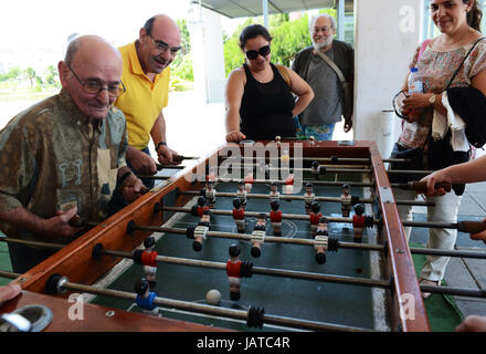 Eine spannende Partie Tischfußball (Tabelle Fußball/Fußball) in Lissabon, Portugal. Stockfoto