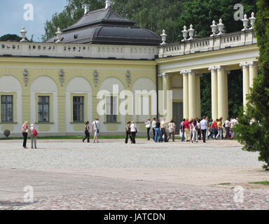 Branicki Palast in Bialystok, Polen. Touristen gehen um den Palast herum Stockfoto