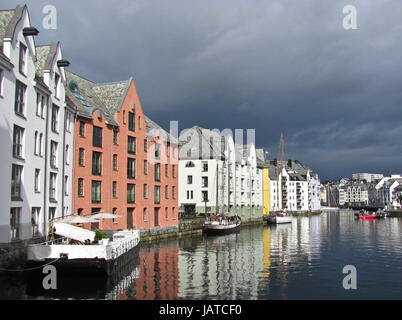 Alesund - Wahrzeichen an Norwegens Küste - alte norwegische Häuser. Stockfoto