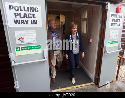 Erste Minister Nicola Sturgeon und ihr Mann Peter Murrell hinterlassen nach ihrer Stimmabgabe bei den Wahlen in einem Wahllokal in Broomhouse Community Hall in Glasgow. Stockfoto