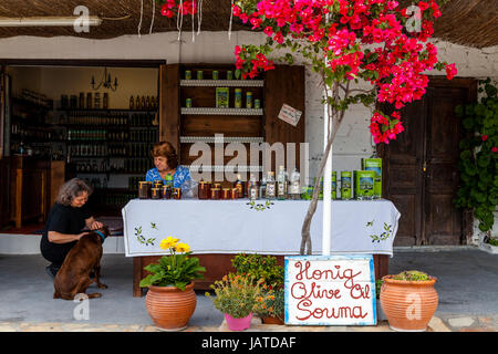 Verkauf von lokalen Frauen produzieren aus einem Geschäft In Siana Village, Rhodos Stockfoto