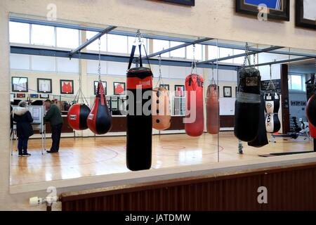 Menschen stimmen ihre bei den Parlamentswahlen in einem Wahllokal in der Rotunde Boxing Gym, Liverpool. Stockfoto