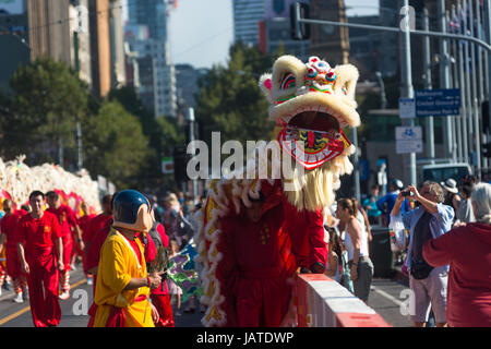 Melbourne, Australien. 13. März 2017. Der chinesische Drache war ein Höhepunkt der diesjährigen Moomba Parade. Stockfoto