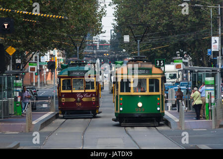 Klassischen Straßenbahnen im Stadtzentrum von Melbourne, Victoria, Australien. Stockfoto