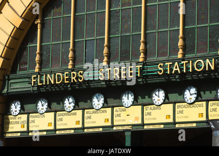 Uhren am Eingang der Bahnhof Flinders Street, Melbourne, Victoria, Australien. Stockfoto