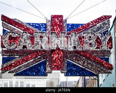 Carnaby Street London - Riesige sequinned Union Jack über berühmten Londoner Carnaby Street fashion street hängt Stockfoto