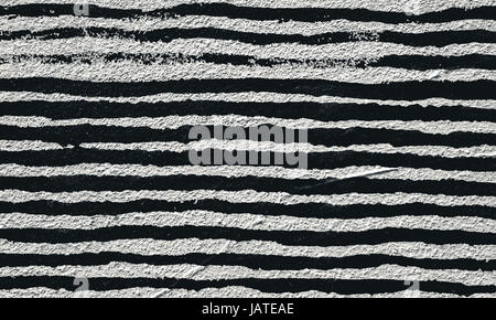 Grunge schwarze Linien Pinsel gemalt an der Wand Stockfoto