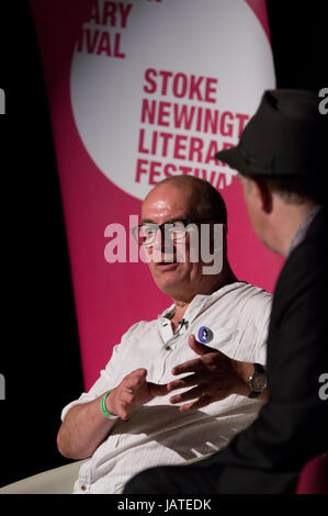 David Quantick Mitglied des Autorenteams Veep und Autor von The Mule auf der Bühne der Stoke Newington Literaturfestival im Juni 2017 Stockfoto