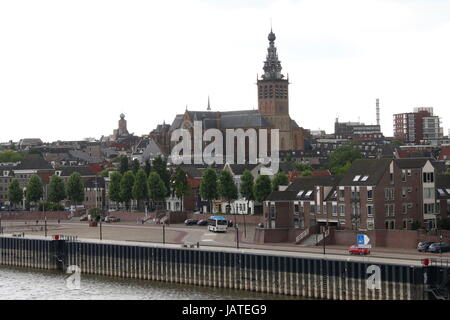 Skyline von Nijmegen, Gelderland, Niederlande entlang Fluss Waal. Im Zentrum der spät gotische Grote Kerk oder Sint Stevenskerk (St.-Stephans Kirche) Stockfoto