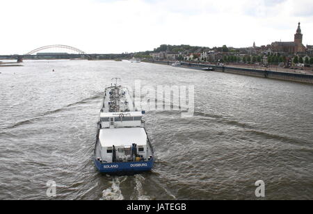 Blick über den Fluss Waal mit im Hintergrund die Waalbrug Bogenbrücke (1936), Nijmegen, Niederlande. Von Nijmegen Eisenbahnbrücke (Spoorbrug) gesehen. Stockfoto