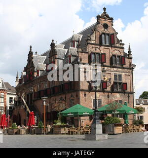 Grote Markt Platz, Zentrum von Nijmegen in den Niederlanden mit Beginn des 17. Jahrhunderts Boterwaag (Butter mit einem Gewicht von Haus). Stockfoto