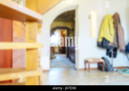 Abstract zu verwischen Interieur mit Oberbekleidung auf einem Kleiderbügel und offene Türen für Hintergrund Stockfoto