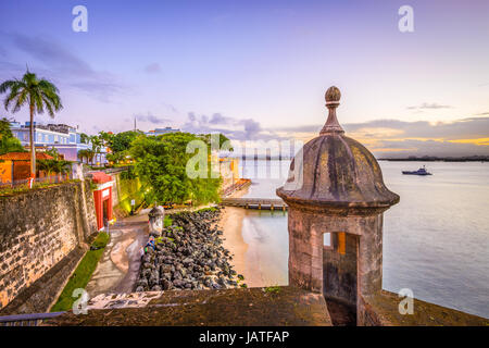 San Juan, Puerto Rico-Karibik Küste entlang Paseo De La Princesa. Stockfoto