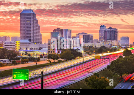 Orlando, Florida, USA Innenstadt Stadtbild über die Autobahn. Stockfoto