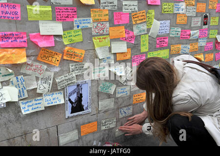 Eine Frau verlässt eine Botschaft der Unterstützung auf der Basis des Obelisken auf der Londoner Brücke, nachdem ein unbekannter 21 Jahre alten Mann eine Schachtel mit Klebeband, Haftnotizen und Filzstifte mit einer Einladung verließ, schreiben Sie eine Nachricht nach dem Terroranschlag in dem acht Menschen starben. Stockfoto