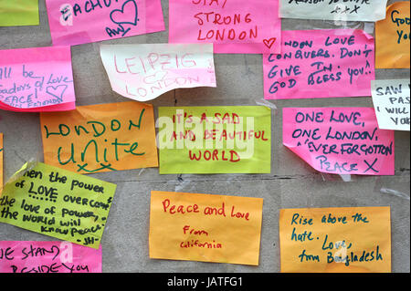 Botschaften der Unterstützung links auf der Basis des Obelisken auf der Londoner Brücke, nachdem ein unbekannter 21 Jahre alten Mann eine Kiste mit Klebeband, Haftnotizen und Filzstifte mit einer Einladung eine Nachricht schreiben verlassen starb nach dem Terroranschlag in dem acht Personen. Stockfoto