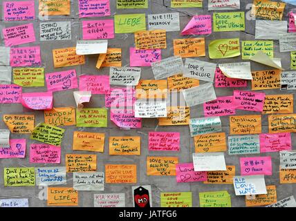 Botschaften der Unterstützung links auf der Basis des Obelisken auf der Londoner Brücke, nachdem ein unbekannter 21 Jahre alten Mann eine Kiste mit Klebeband, Haftnotizen und Filzstifte mit einer Einladung eine Nachricht schreiben verlassen starb nach dem Terroranschlag in dem acht Personen. Stockfoto
