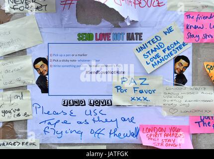 Eine Nachricht hinterlassen, Fragen der Öffentlichkeit Botschaften der Unterstützung auf der Basis des Obelisken auf der Londoner Brücke verlassen, nachdem ein unbekannter 21 Jahre alten Mann eine Kiste mit Klebeband, Haftnotizen und Filzstifte mit einer Einladung links, schreiben Sie eine Nachricht nach dem Terroranschlag in dem acht Menschen starben. Stockfoto