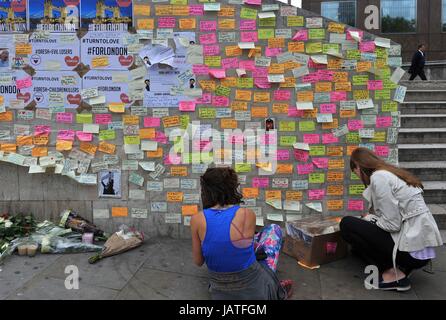 Menschen verlassen Botschaften der Unterstützung auf der Basis des Obelisken auf der Londoner Brücke, nachdem ein unbekannter 21 Jahre alten Mann eine Schachtel mit Klebeband, Haftnotizen und Filzstifte mit einer Einladung verließ, schreiben Sie eine Nachricht nach dem Terroranschlag in dem acht Menschen starben. Stockfoto