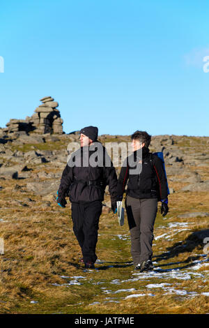 Wanderer zu Fuß über offene Heidelandschaft auf Dartmoor Stockfoto