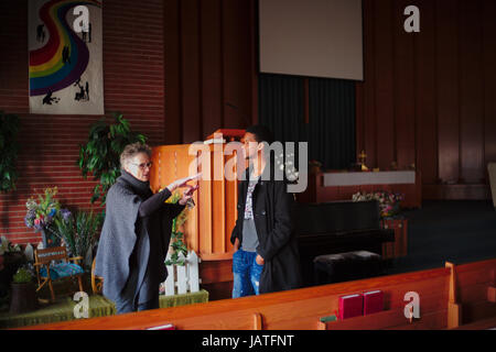 Arnaud De Grave / Le Pictorium - Effekte der erhöhten Zahl der Grenze Jumper an der Grenze USA/Kanada in Manitoba. -23/04/2017 - Kanada / Manitoba - Karin bringt die Kinder der somalischen Familie zu einem Konzert in der St. Mary (United Church) in Winnipeg. Sie sind Muslime, und es ist ihr erstes Mal in einer christlichen Kirche. Stockfoto