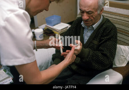 Hilfe im Haushalt Betreuer Bezirk Krankenschwester auf Hausbesuch Stockfoto