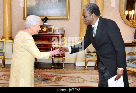 Königin Elizabeth II schüttelt Hände mit seiner Exzellenz Orville London, dem Hochkommissar der Republik Trinidad und Tobago, während einer Privataudienz im Londoner Buckingham Palace. Stockfoto