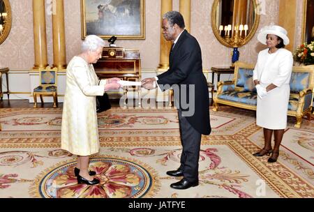 Königin Elizabeth II ist durch seine Exzellenz Orville London, dem Hochkommissar der Republik Trinidad und Tobago, als Frau London auf, während einer Privataudienz im Londoner Buckingham Palace sieht mit Buchstaben der Kommission vorgestellt. Stockfoto