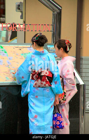 Blick auf Informationstafel auf einer Straße im historischen Altstadt Kawagoe Saitama Japan Kimono-Frauen Stockfoto