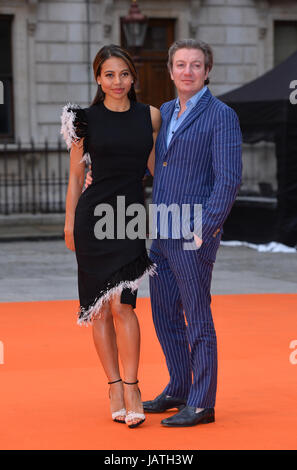 Ceawlin Thynn, Viscount Weymouth und Emma McQuiston Ankunft für Royal Academy of Arts Ausstellung Vorschau Sommerfest 2017 statt im Burlington House, London. Stockfoto