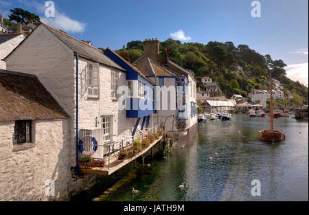 Das beliebte Urlaubsziel von Polperro im Sommer, Cornwall, England. Stockfoto