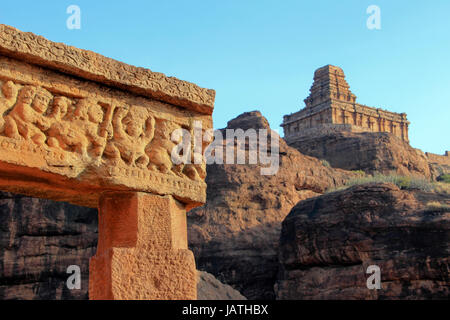 Ansicht des oberen Shivalaya Tempel aus niedrigeren Shivalaya auf dem nördlichen Hügel in Badami, Karnataka, Indien, Asien Stockfoto