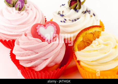 Verschiedene Muffins vor weißem Hintergrund Stockfoto