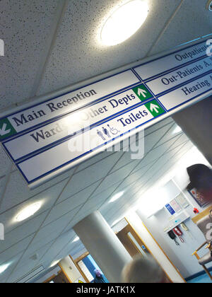 Hilfsbereit und umfassende Beschilderung an einem NHS-Krankenhaus in Großbritannien Stockfoto