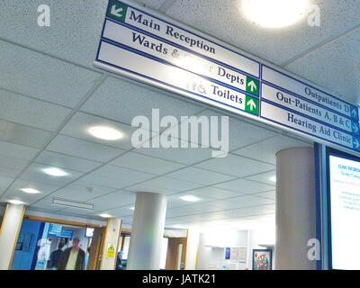 Hilfsbereit und umfassende Beschilderung an einem NHS-Krankenhaus in Großbritannien Stockfoto