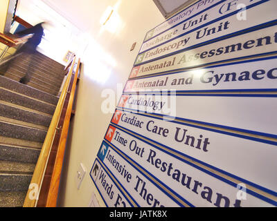 Hilfsbereit und umfassende Beschilderung an einem NHS-Krankenhaus in Großbritannien Stockfoto