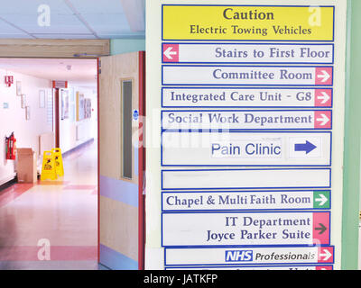 Hilfsbereit und umfassende Beschilderung an einem NHS-Krankenhaus in Großbritannien Stockfoto