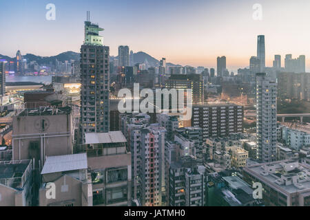 Hong Kong, China - 5. April 2015: Hong Kong Skyline in der Abenddämmerung Stockfoto