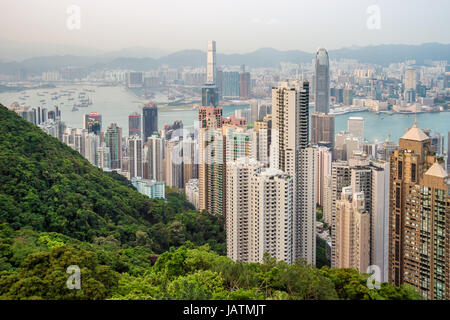 Hong Kong, China - 6. April 2015: Hong Kong Skyline vom Victoria Peak mit Vintage-Filter Stockfoto