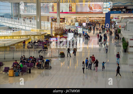 Hong Kong, China, 28. Februar 2015. Passagiere im Flughafen Hongkong Chek Lap Kok. Stockfoto
