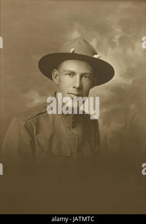 Antike c1917 Foto, Weltkrieg Soldaten tragen Halsband Scheibe für 2. Infanterie-Regiment, Firma H. unbekannte Soldat von Mankato, Minnesota. QUELLE: ORIGINALFOTO. Stockfoto