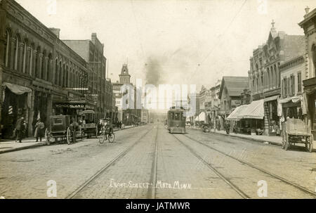 Antike c1910 Foto, Front Street in Mankato, Minnesota. QUELLE: ORIGINAL REAL PHOTO POSTKARTE. Stockfoto