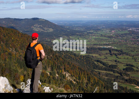 Wanderer Mit Blick ins Isartal Stockfoto