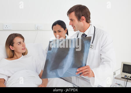 Ernst Arzt im Gespräch mit Patienten über ihre Röntgen-Thorax Stockfoto